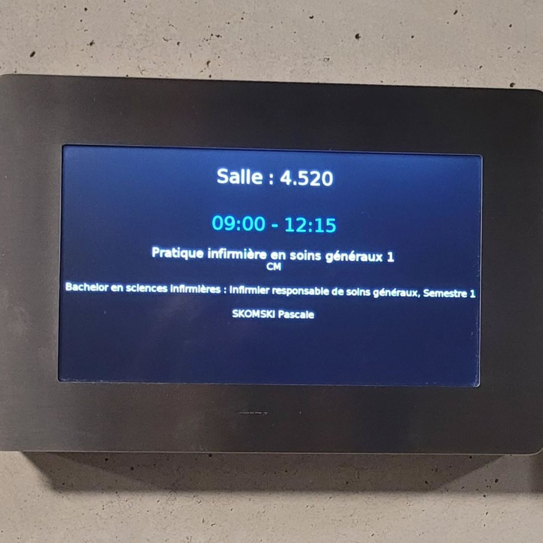 Prendre soin d’un corps, c’est aussi prendre soin de l’intimité de la personne. Aujourd’hui, direction Belval…